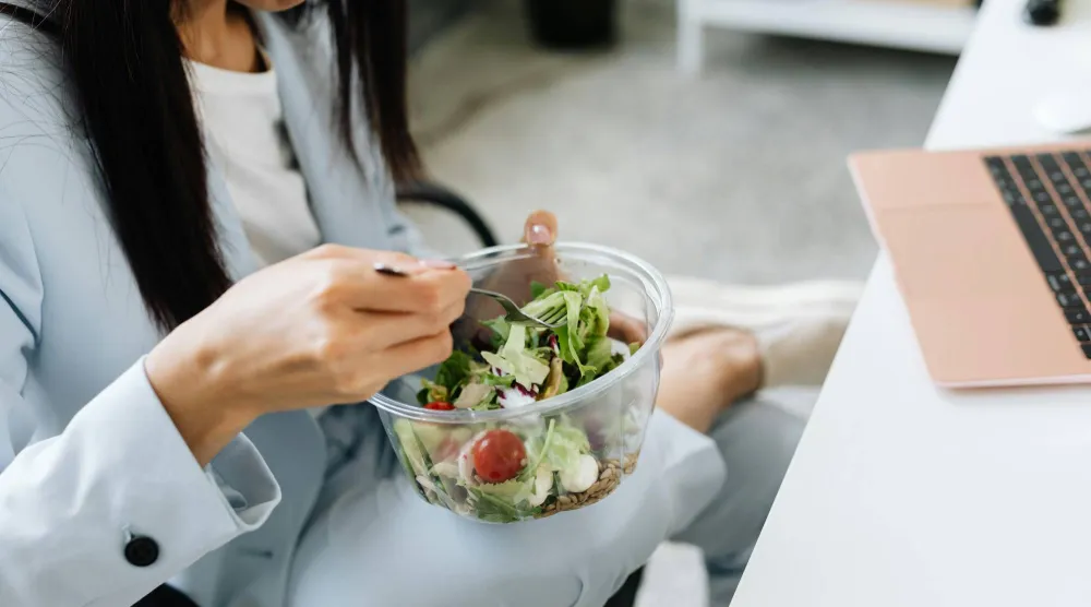 الخروج في نزهة قصيرة لتجديد نشاطك قد يساعدك في محاربة النعاس بعد تناول الغداء (بكسلز)