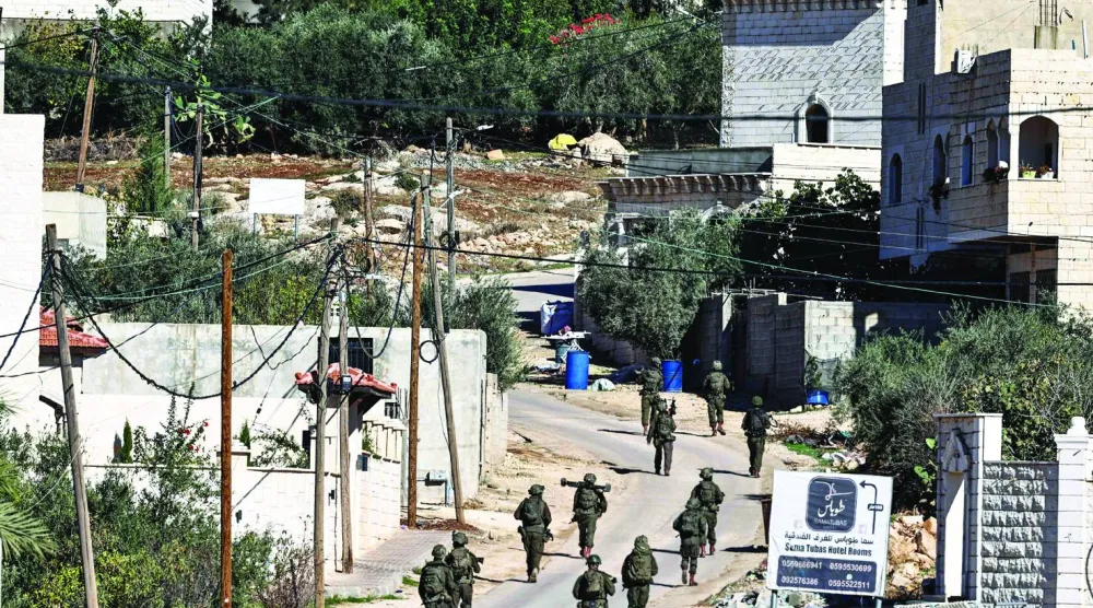 جنود إسرائيليون يقومون بدوريات في شوارع طوباس بالضفة الغربية المحتلة (أ.ف.ب)