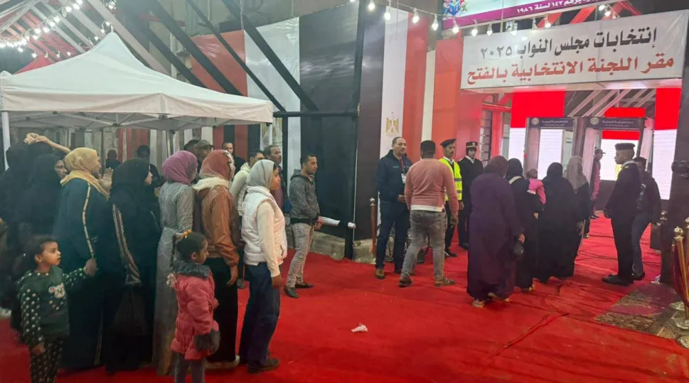 ناخبون خلال الإدلاء بأصواتهم في إحدى الدوائر الملغاة بمدينة أسيوط الخميس (تنسيقية شباب الأحزاب)
