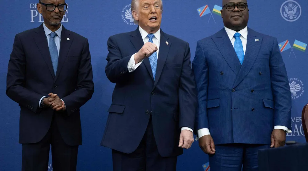 ترمب متوسطاً رئيس رواندا بول كاغامي (يسار) ونظيره الكونغولي فيليكس تشيسكيدي (أ.ف.ب)