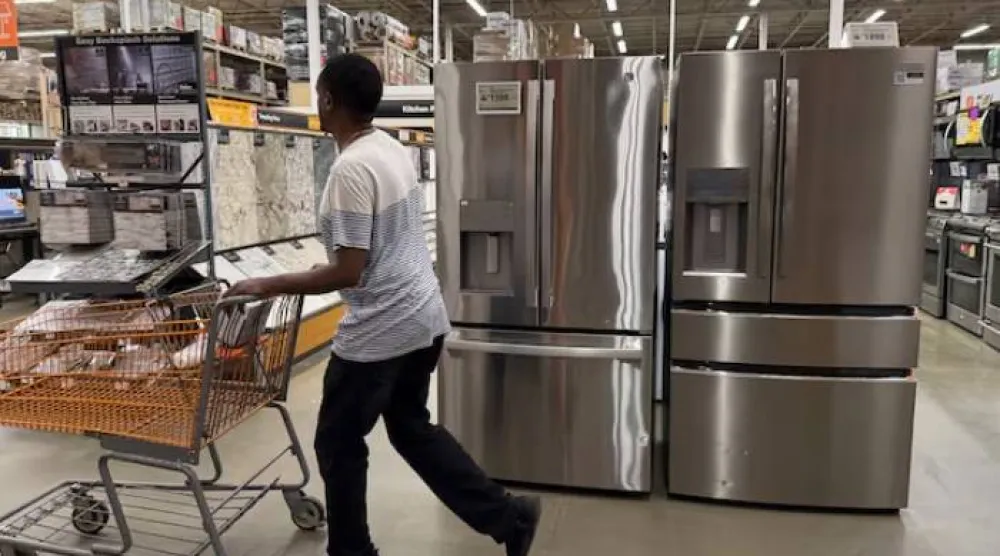 رجل يتسوق في قسم الأجهزة بمتجر هوم ديبوت في واشنطن (رويترز)