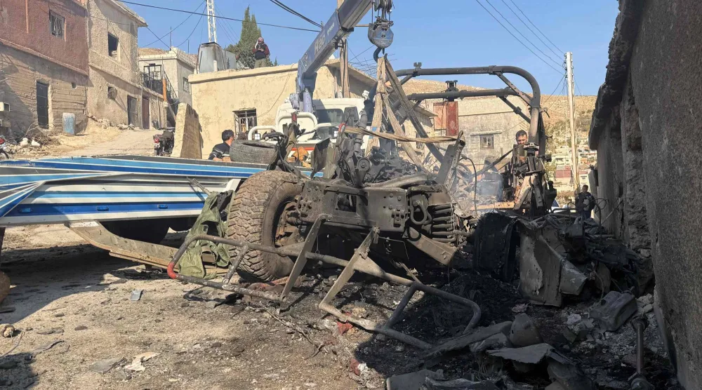آلية تزيل ما بقي من مركبة عسكرية إسرائيلية أُحرقت في بلدة بيت جن السورية في 28 نوفمبر 2025 (أ.ف.ب)