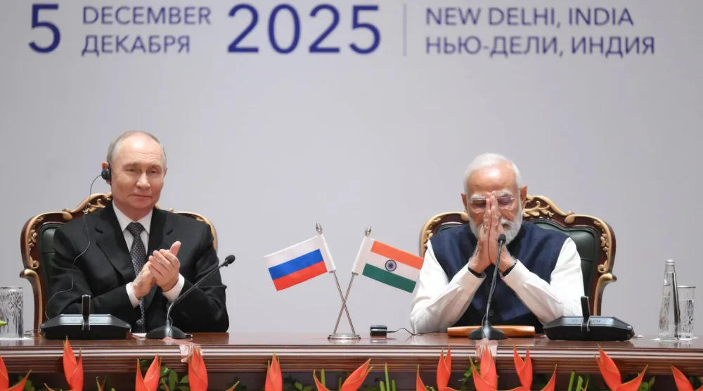 الرئيس الروسي فلاديمير بوتين ورئيس الوزراء الهندي ناريندرا مودي يتحدثان خلال الجلسة العامة لـ«منتدى الأعمال الروسي الهندي» في نيودلهي (د.ب.أ)