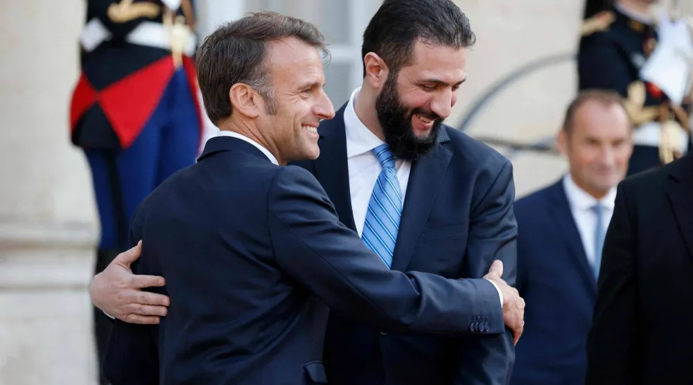 الرئيس الفرنسي إيمانويل ماكرون ونظيره السوري أحمد الشرع يتصافحان بعد انتهاء مؤتمرهما الصحافي المشترك في قصر الإليزيه يوم 7 مايو الماضي (أرشيفية - أ.ف.ب)
