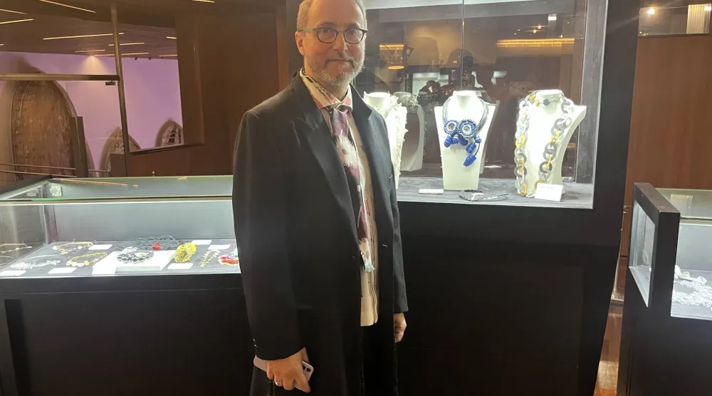 رئيس المعهد الثقافي الايطالي أنجلو جووي خلال جولته في المعرض (الشرق الأوسط)