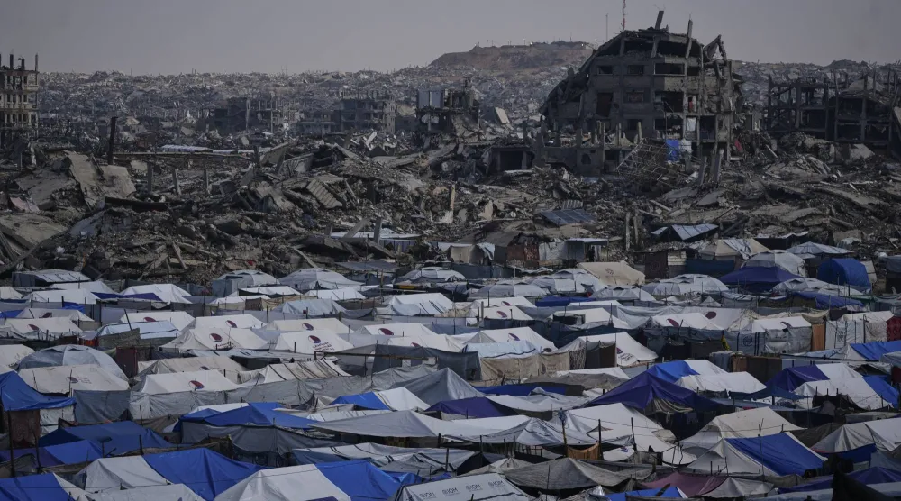 خيام تؤوي النازحين الفلسطينيين وسط الدمار الذي خلفه الهجوم الجوي والبري الإسرائيلي على مدينة غزة (أ.ب)