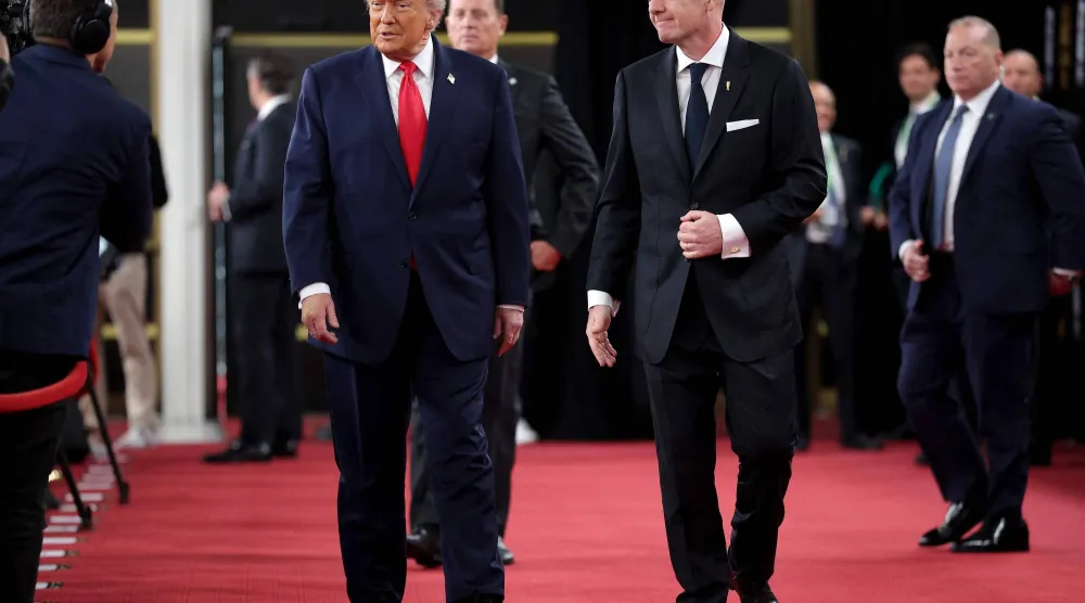 الرئيس الأميركي دونالد ترمب ورئيس الفيفا جياني إنفانتينو يصلان مركز جون كينيدي في واشنطن قبل إجراء قرعة كأس العالم (أ.ف.ب)
