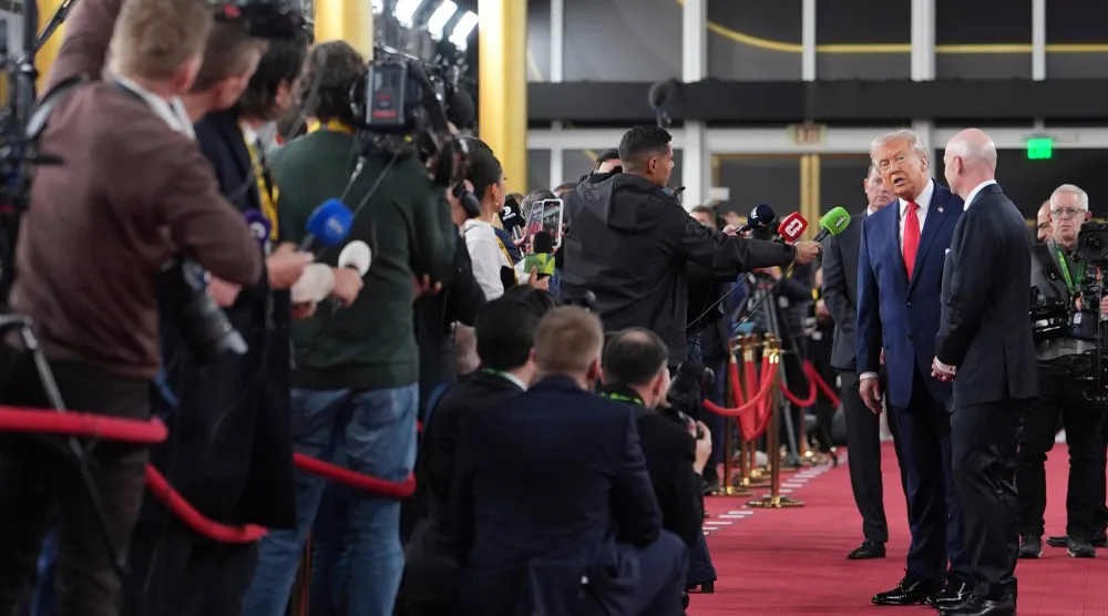 الرئيس الأميركي دونالد ترمب لدى وصوله مركز كنيدي رفقة رئيس الفيفا إنفانتينو (أ.ب)