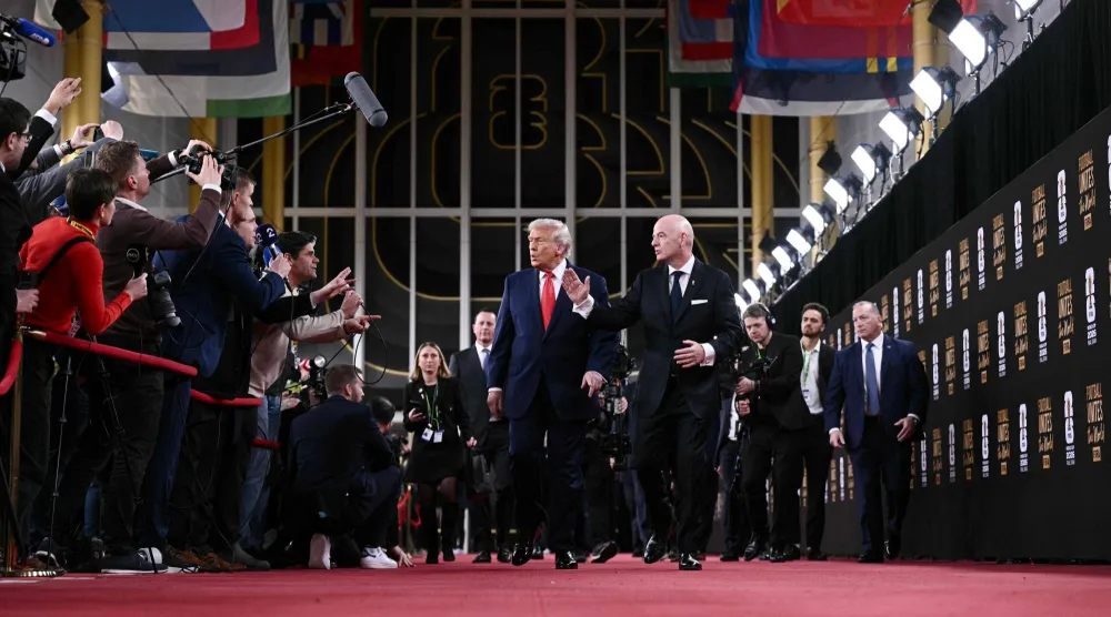 الرئيس الأميركي دونالد ترمب ورئيس الاتحاد الدولي لكرة القدم جياني إنفانتينو يصلان مراسم سحب قرعة كأس العالم (أ.ف.ب)