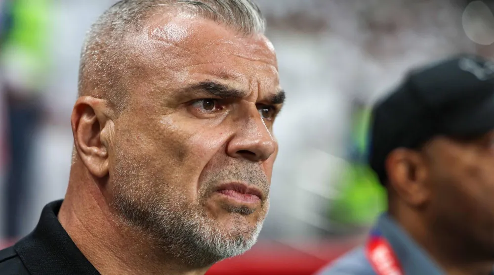 الروماني كوزمين أولاريو مدرب المنتخب الإماراتي (أ.ف.ب)