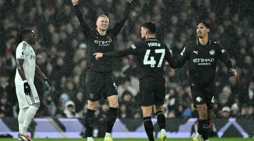 فرحة هالاند بعد أن أصبح أسرع لاعب يصل إلى 100 هدف في تاريخ الدوري الإنجليزي (أ.ف.ب)