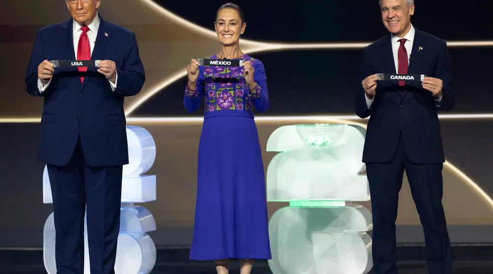 ترمب مع رئيس وزراء كندا مارك كارني ورئيسة المكسيك كلوديا شينباوم (أ.ب)