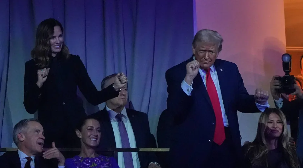 الرئيس دونالد ترمب يرقص رقصته الشهيرة خلال قرعة كأس العالم لكرة القدم 2026 في مركز كينيدي في واشنطن (أ.ب)