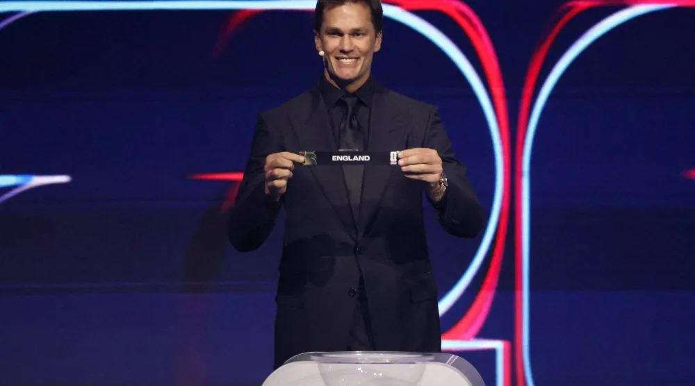 نجم كرة القدم الأميركية توم برادي عند سحبه اسم إنجلترا في قرعة المونديال (رويترز)