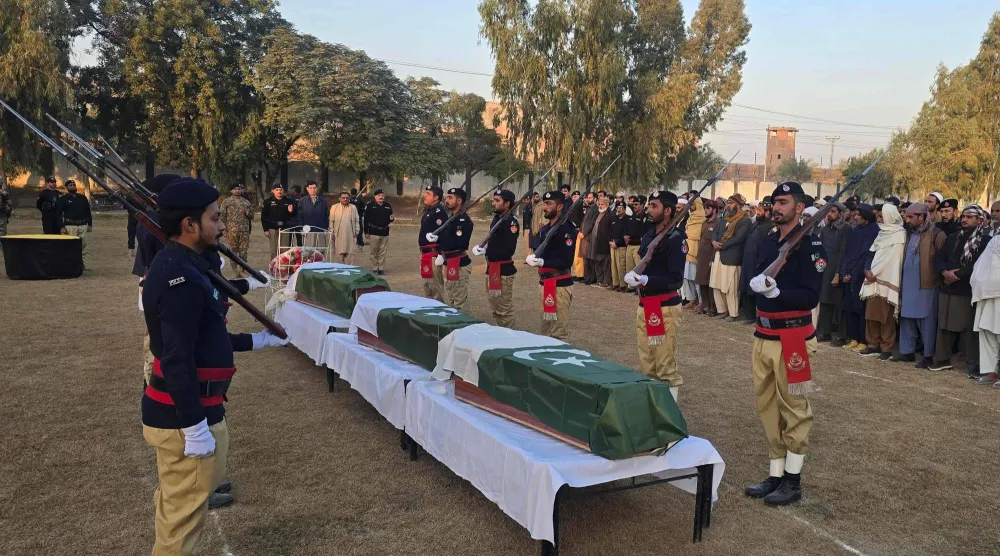 خلال تشييع أفراد من الشرطة الباكستانية في 3 ديسمبر 2025 قُتلوا في هجمات تعرضت لها منطقة قريبة من الحدود الأفغانية (أ.ف.ب)
