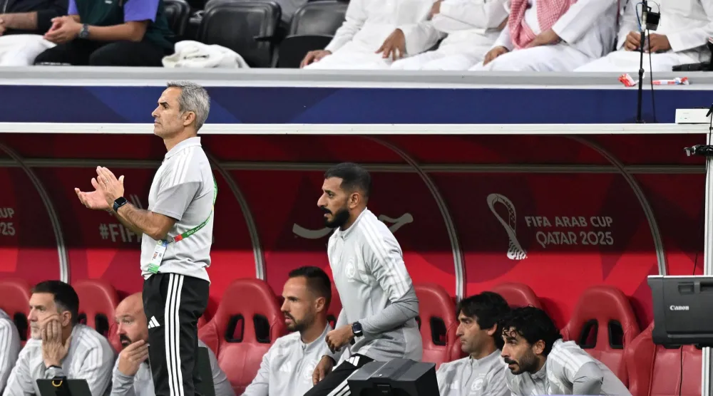 رودريغيز يوجه لاعبي الأخضر خلال مباراة جزر القمر (تصوير: بشير صالح)