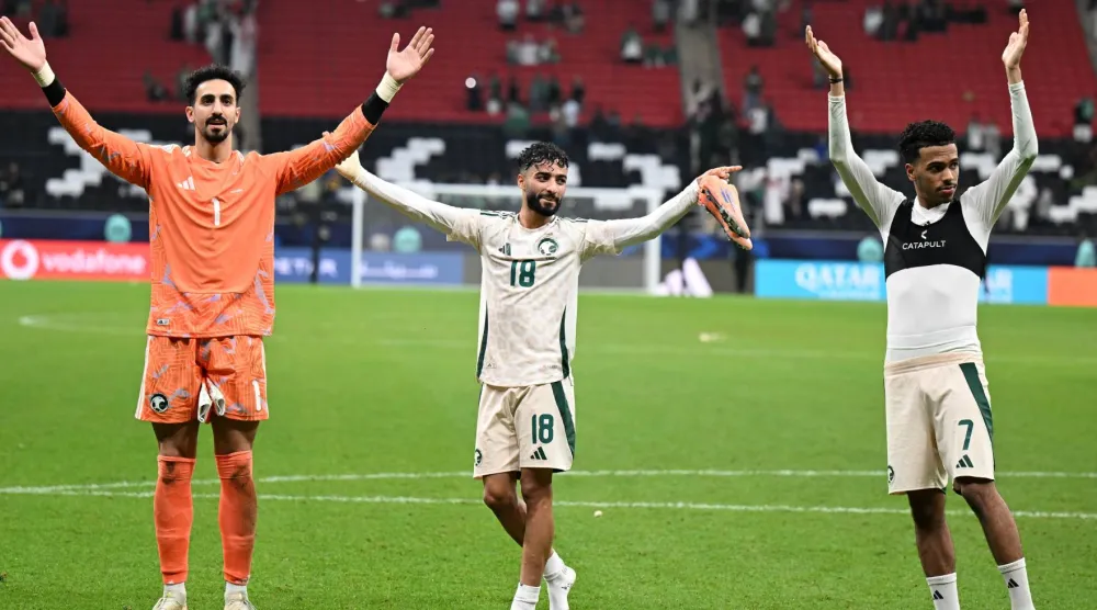 أبو الشامات يحتفل مع العقيدي والجوير بعد نهاية المباراة (تصوير: بشير صالح)