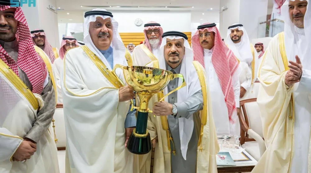 أمير الرياض يسلم الأمير متعب بن عبدالله كأس ولي العهد خلال مراسم التتويج (واس)