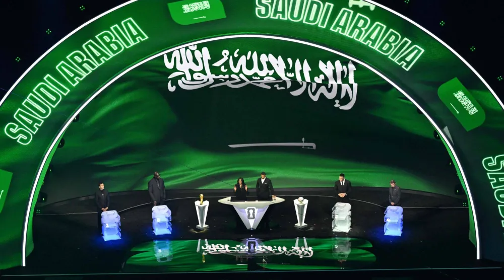 لحظة إعلان بطاقة المنتخب السعودي (أ.ف.ب)