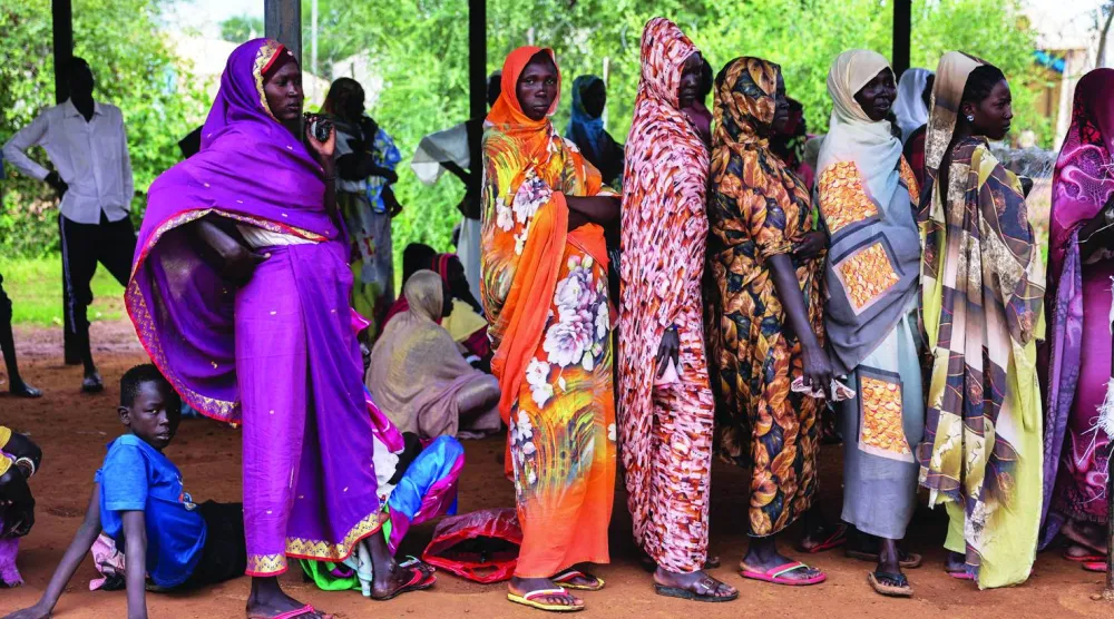 
نساء ينتظرن في مخيم للاجئين بجنوب السودان لتسلم مساعدات من برنامج تابع للأمم المتحدة 20 أغسطس 2025 (أ.ب)