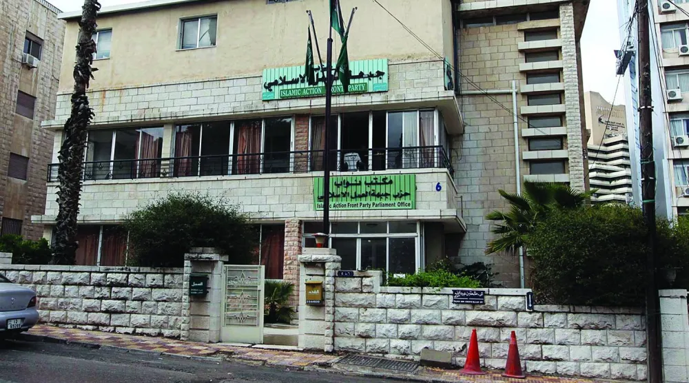 مقار مكاتب لجماعة الإخوان في الأردن وذراعها السياسية حزب «جبهة العمل الإسلامي» في عمّان قبل أكثر من 10 أعوام (أ.ف.ب)