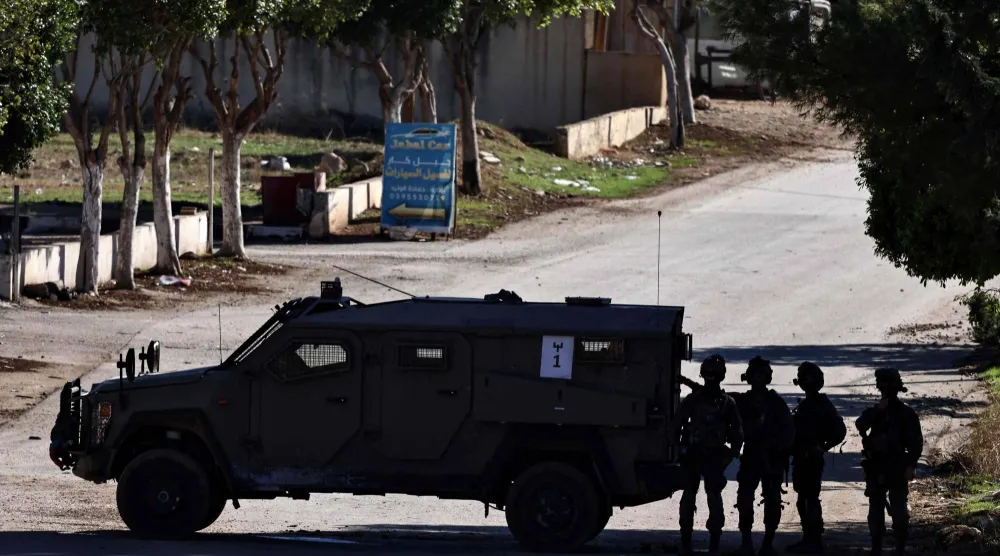 مركبة عسكرية إسرائيلية تغلق مدخل بلدة طمون جنوب طوباس بالضفة الغربية (أ.ف.ب)