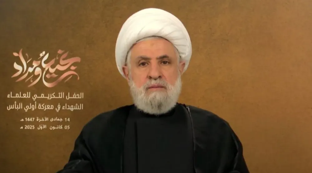 أمين عام «حزب الله» نعيم قاسم متحدثاً في احتفال «تعظيماً للعلماء الشهداء على طريق القدس وأولي البأس» (الوكالة الوطنية للإعلام)