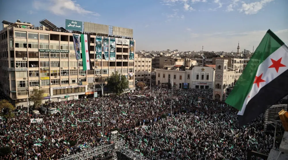 Beşşar Esed rejiminin devrilmesinin birinci yıl dönümü dün Hama'daki el-Asi Meydanı'nda büyük bir kalabalık tarafından kutlandı