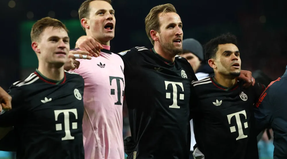 Soccer Football - DFB Cup - Round of 16 - 1. FC Union Berlin v Bayern Munich - Stadion An der Alten Forsterei, Berlin, Germany - December 3, 2025 Bayern Munich's Harry Kane celebrates after the match with Manuel Neuer, Luis Diaz and Joshua Kimmich REUTERS/Lisi Niesner 