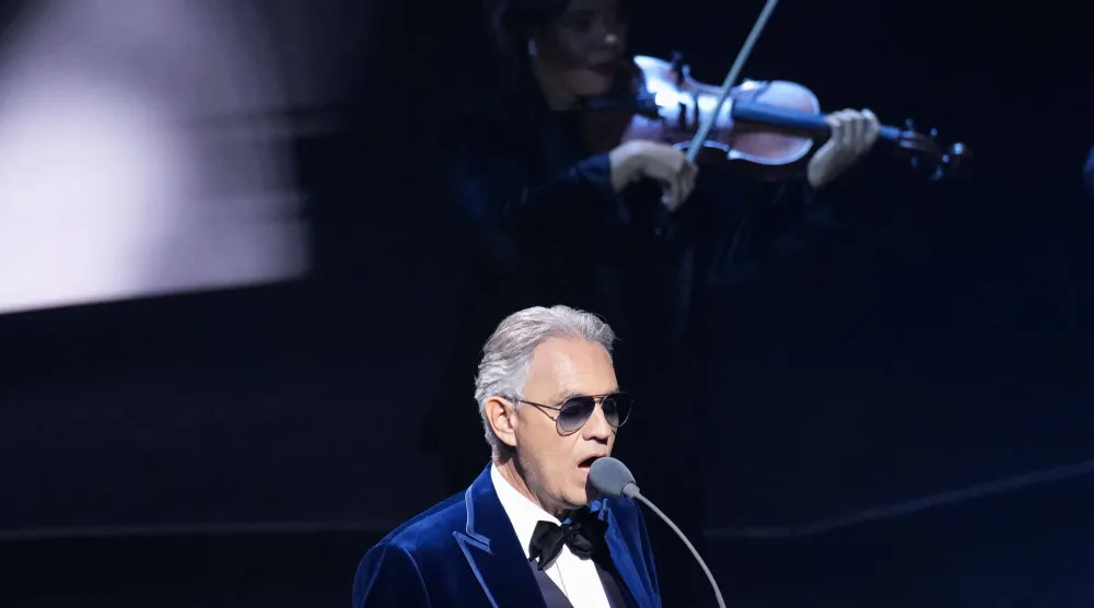 المغني الأوبرالي الإيطالي أندريا بوتشيلي يقدم عرضاً خلال قرعة كأس العالم لكرة القدم 2026 (أ.ف.ب)