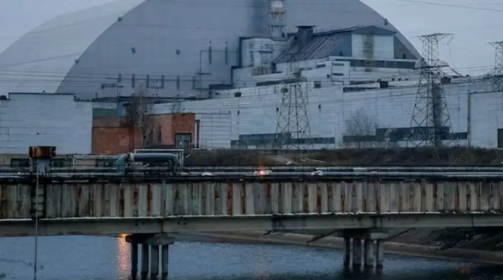 Çernobil Nükleer Santrali'ndeki hasarlı dördüncü reaktörü kapatan eski kubbenin üzerindeki Yeni Güvenli Muhafaza (NSC) yapısının genel görünümü (Reuters)