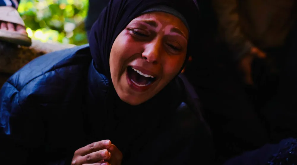 سيدة فلسطينية تبكي في مستشفى الناصر بخان يونس بعد وقوع شهداء في ضربات إسرائيلية - 3 ديسمبر الحالي (أرشيفية - أ.ف.ب)