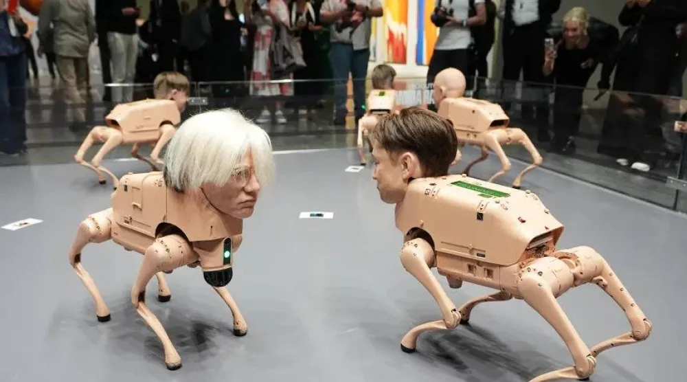 روبوتات تُشبه آندي وارهول (يساراً) وإيلون ماسك (يميناً) تُعرض في معرض «حيوانات عادية» للفنان بيبل في «آرت بازل ميامي بيتش» (أ.ب)