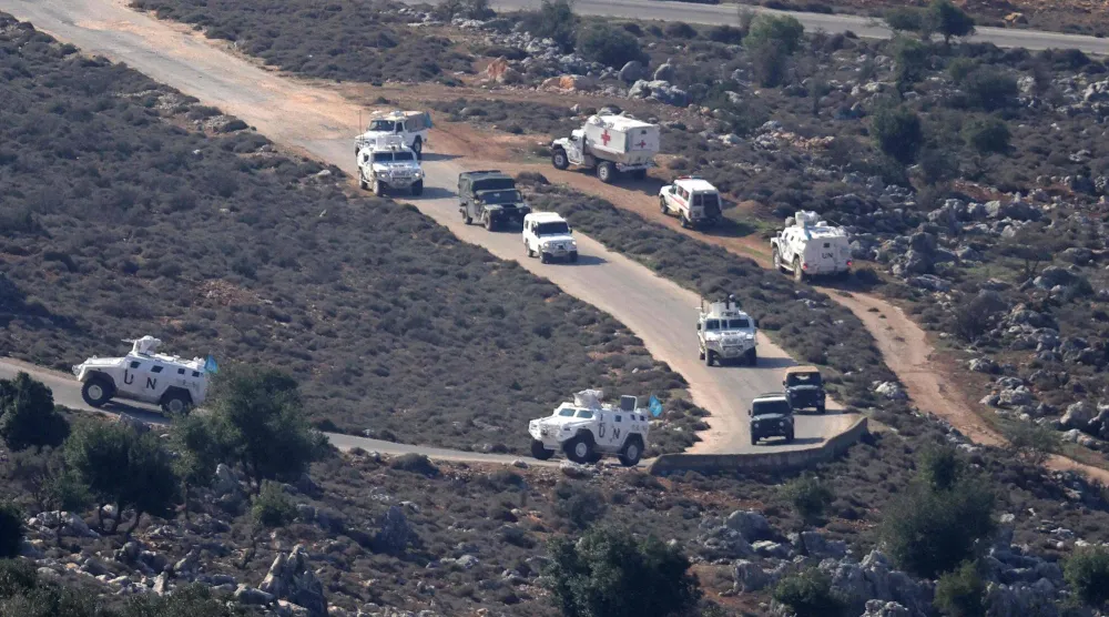 قوات حفظ السلام التابعة للأمم المتحدة تُسيّر دوريةً برفقة قوات الجيش اللبناني في مركبات تابعة لقوة «اليونيفيل» في منطقة البويضة بمرجعيون (أ.ف.ب)