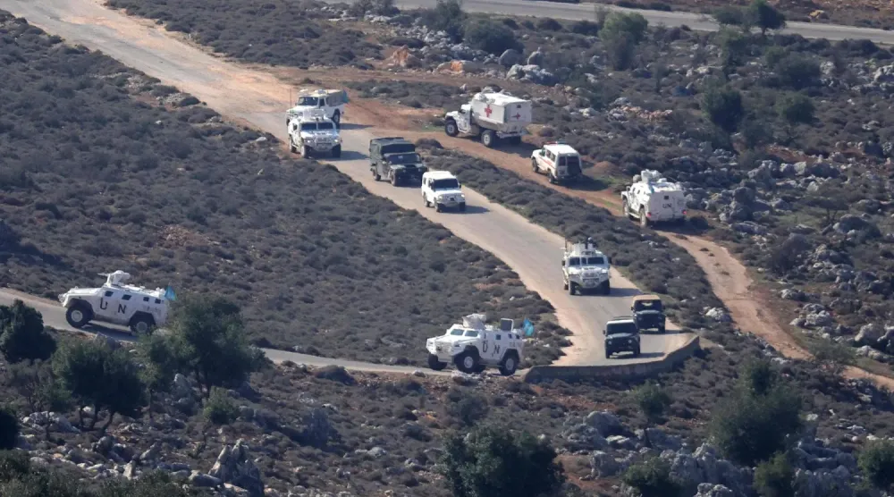 Birleşmiş Milletler barış gücü güçleri, Marjeyoun'un Bouayda bölgesinde UNIFIL gücüne ait araçlarla devriye geziyor (AFP)