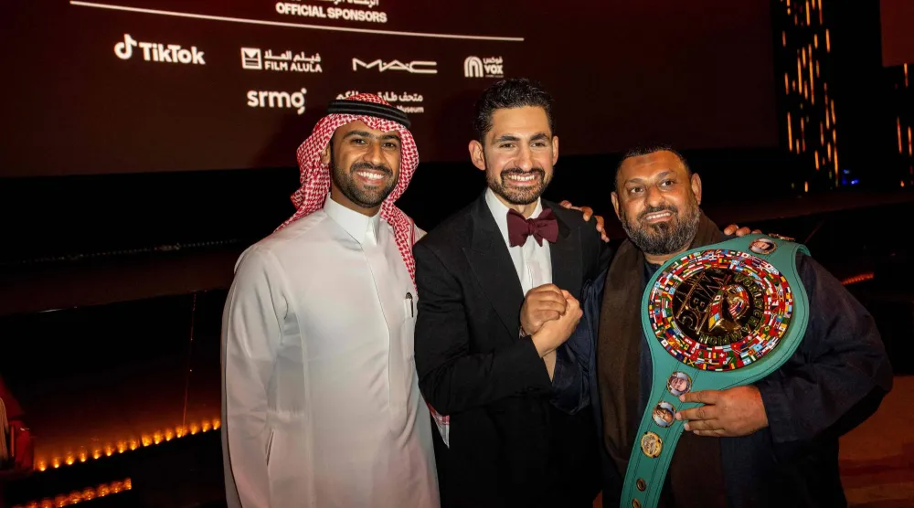 من اليسار فيصل بالطيور وأمير المصري ونسيم حميد بعد عرض «عملاق» في البحر الأحمر (أ.ف.ب)