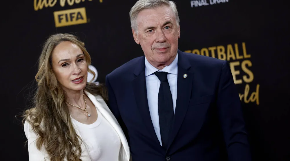 كارلو أنشيلوتي المدير الفني للمنتخب البرازيلي وزوجته في قرعة المونديال (إ.ب.أ)