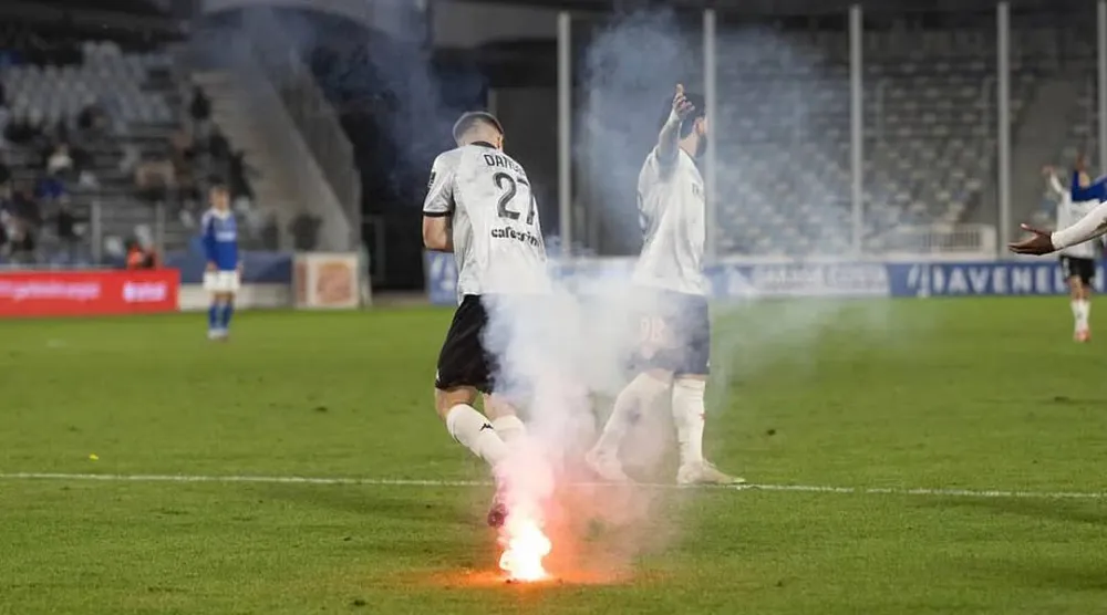 برادلي دانجيه مدافع رد ستار تعرض لإصابة بمقذوف ناري من جماهير باستيا (أ.ف.ب)