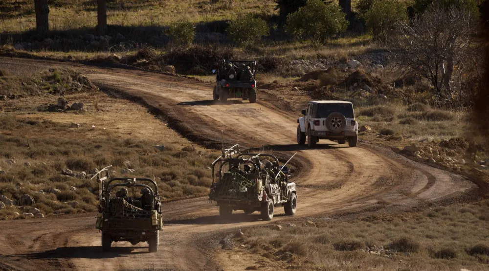 مدرعات إسرائيلية خلال مناورة قرب الخط الفاصل بين مرتفعات الجولان المحتلة وسوريا في ديسمبر 2024 (أ.ب)