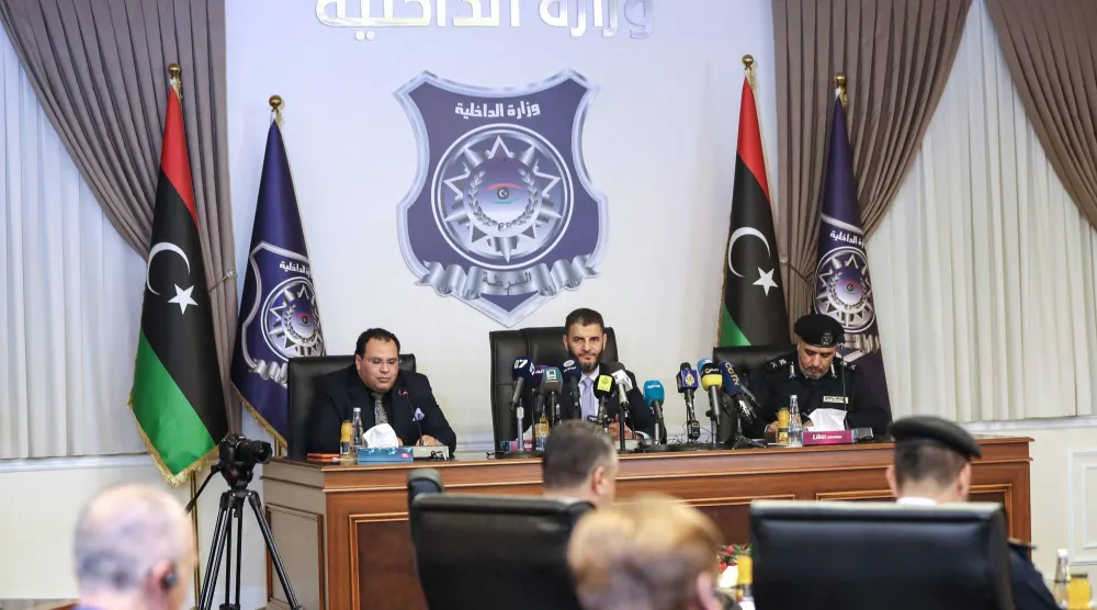 الطرابلسي يستعرض في المؤتمر الصحافي نتائج «البرنامج الوطني» لترحيل المهاجرين غير النظاميين (أ.ف.ب)