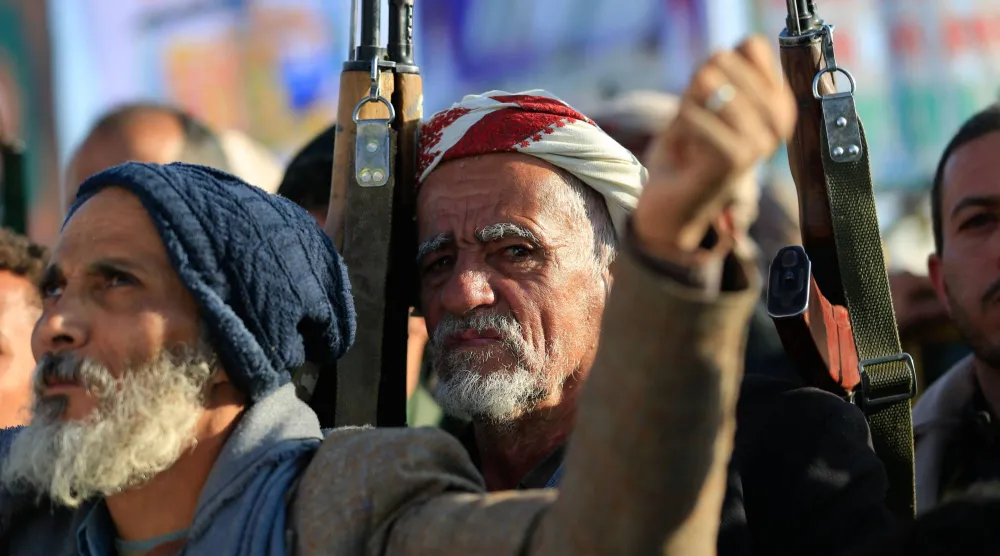 عناصر موالون للجماعة الحوثية خلال حشد في صنعاء دعا إليه زعيمهم (أ.ف.ب)