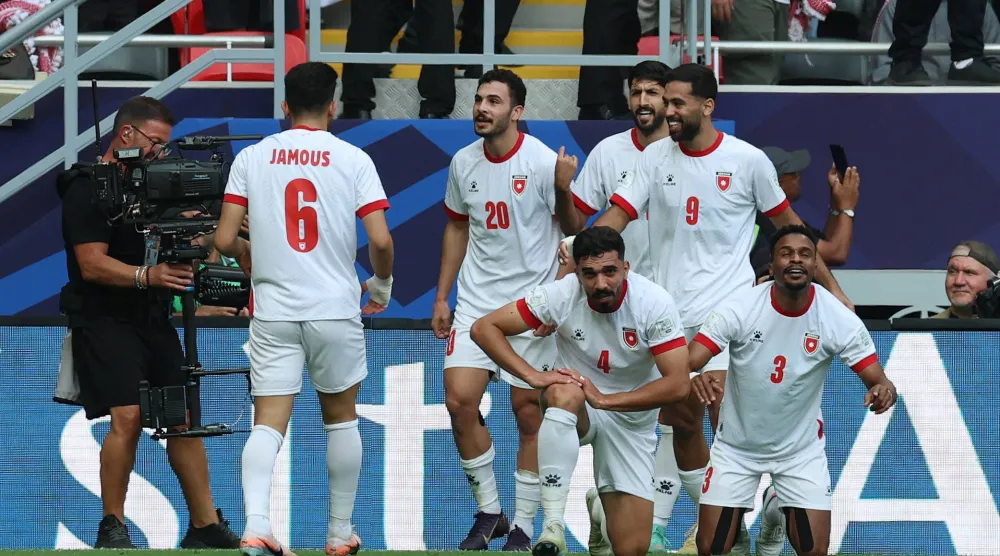فرحة لاعبي منتخب الأردن بهدف مهند أبو طه الأول في مرمى الكويت (رويترز)