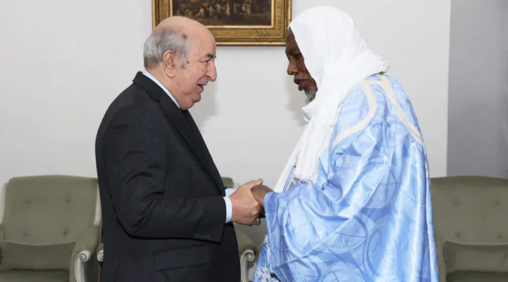 الرئيس الجزائري مستقبلاً الشيخ المالي المعارض محمود ديكو في 19 ديسمبر 2023 (الرئاسة الجزائرية)