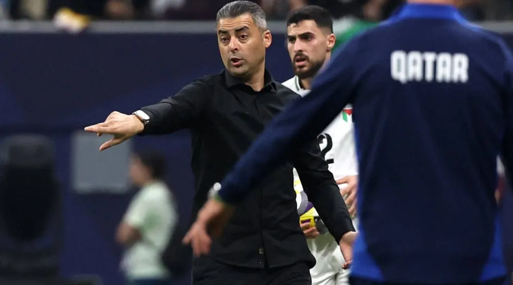 إيهاب أبو جزر مدرب منتخب فلسطين (رويترز)