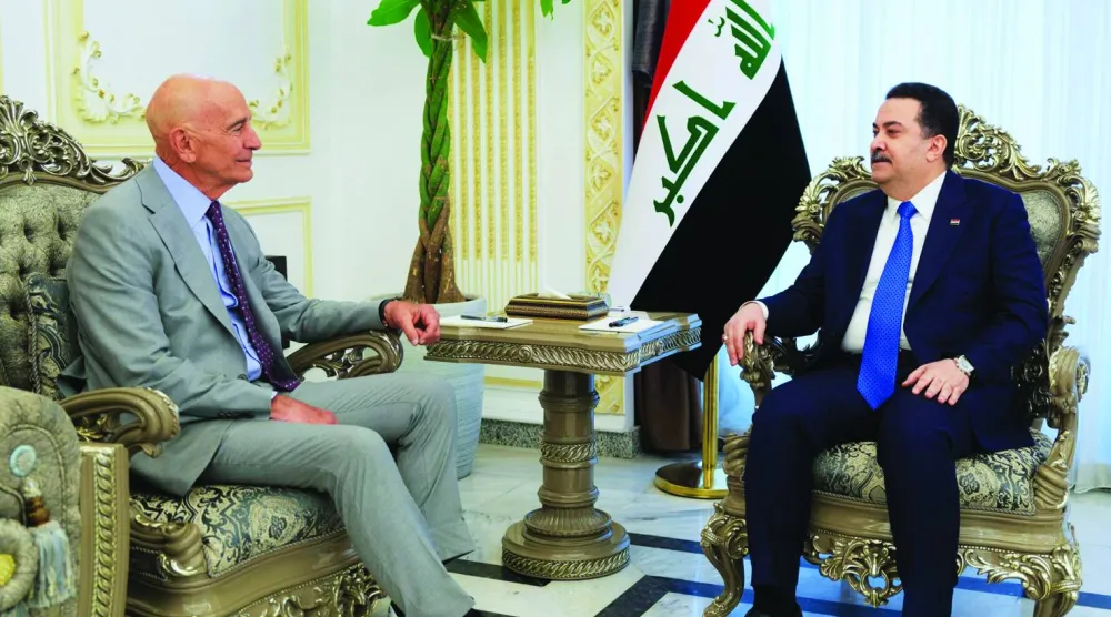 رئيس الوزراء العراقي محمد شياع السوداني خلال لقائه المبعوث الخاص للرئيس الأميركي توماس برّاك في نوفمبر 2025 (أ.ف.ب)