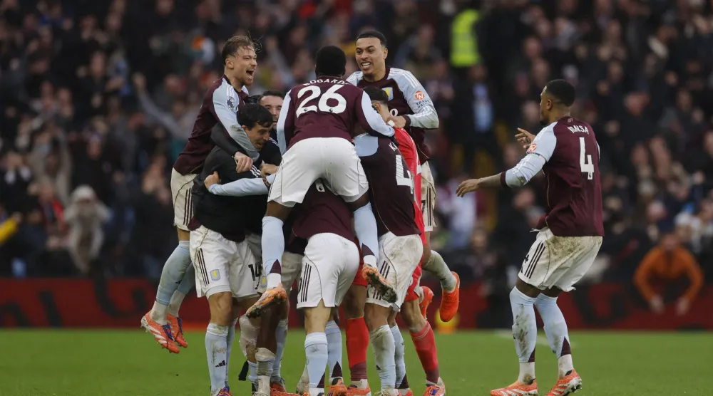 فرحة لاعبي أستون فيلا بالفوز القاتل على آرسنال (رويترز)