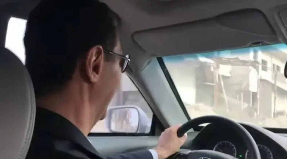 الأسد يقود سيارته في الفيديوهات التي بثتها قناة «العربية/ الحدث» (الشرق الأوسط)