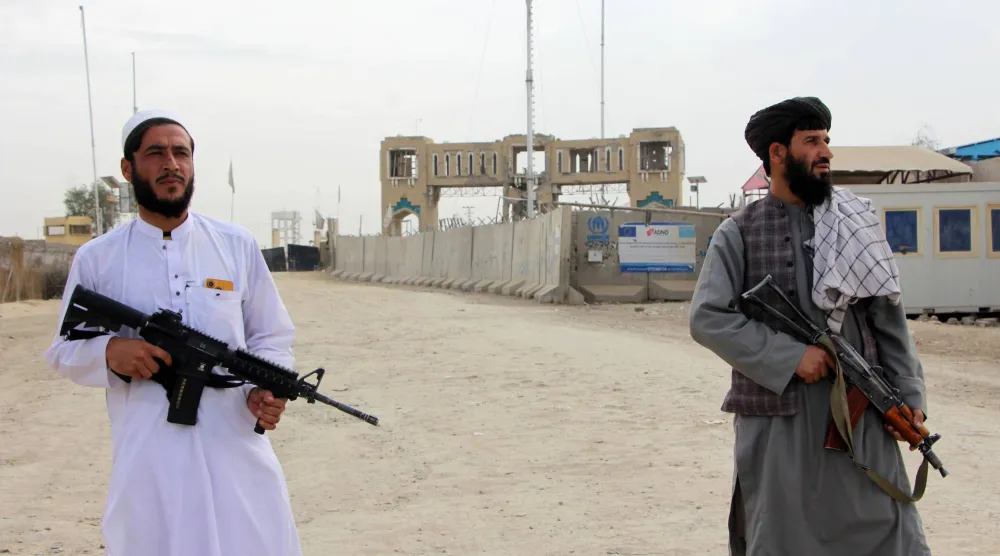 عناصر أمنية من «طالبان» تقف في دورية للحراسة داخل المنطقة الحدوية بين باكستان وأفغانستان (إ.ب.أ)