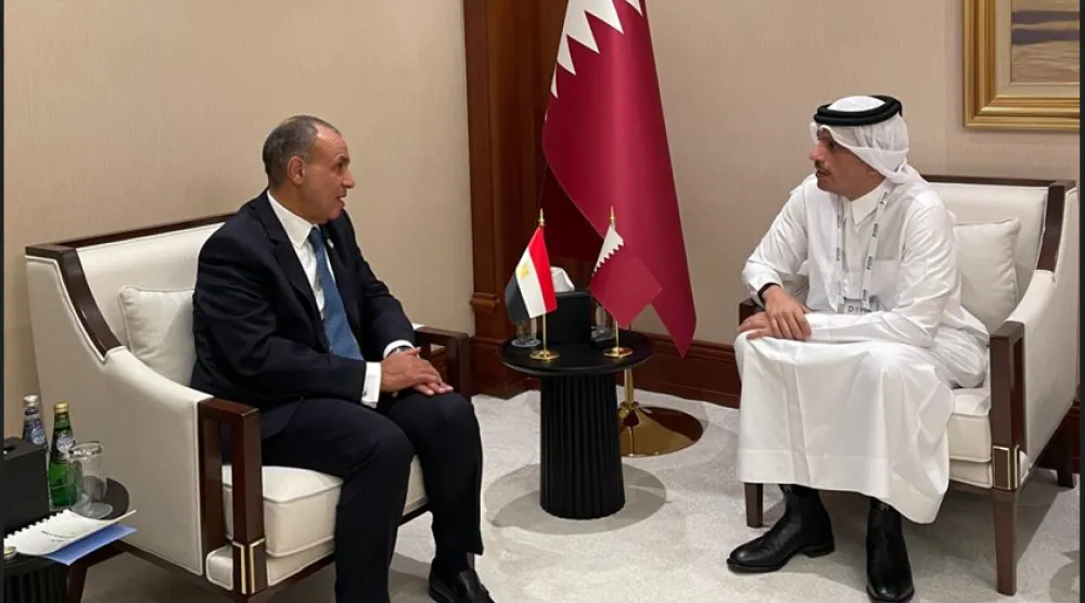 وزير الخارجية المصري خلال لقائه نظيره القطري في الدوحة (الخارجية المصرية)