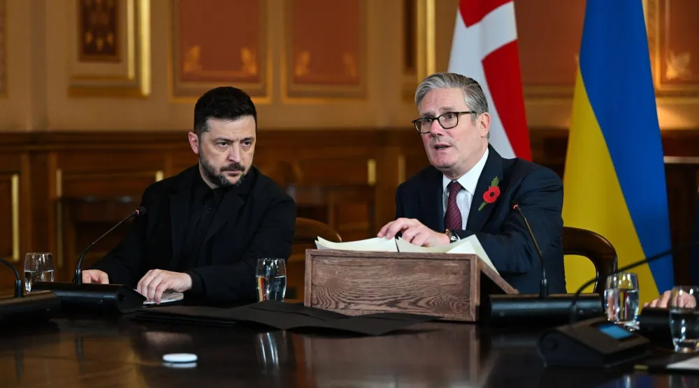الرئيس الأوكراني فولوديمير زيلينسكي ورئيس الوزراء البريطاني كير ستارمر خلال لقاء «تحالف الراغبين» في لندن (إ.ب.أ)